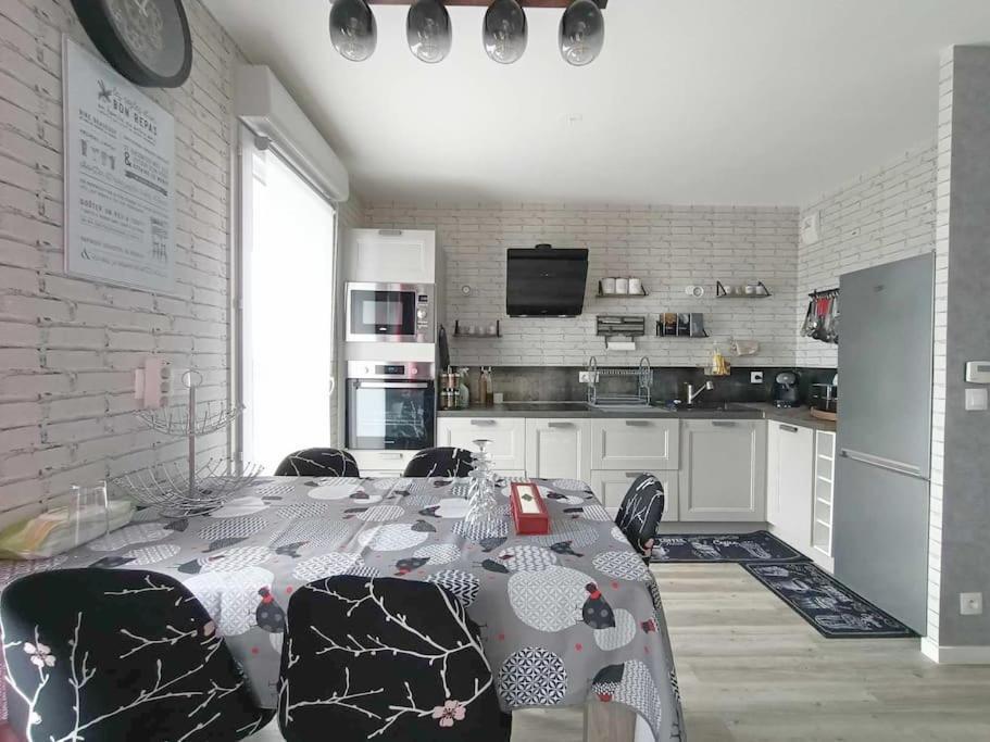 Appartement 4 Pieces - La Rose Des Yvelines - Classe 3 Etoiles Трап Екстер'єр фото